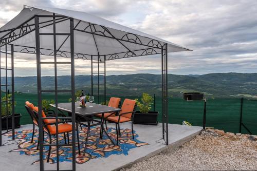 Villa Art house with Pool and a beautiful view on the river Mirna valley - image 7