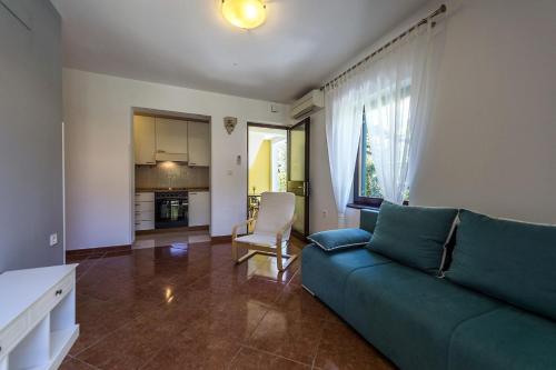 Spacious Three-Bedroom Villa Balun with Pool in Kadumi