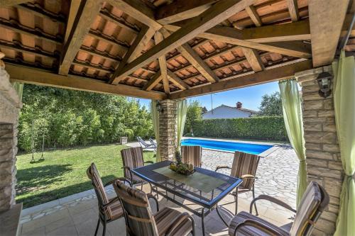 Dārzs, Spacious Three-Bedroom Villa Balun with Pool in Kadumi
