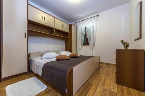 Spacious Three-Bedroom Villa Balun with Pool - image 4