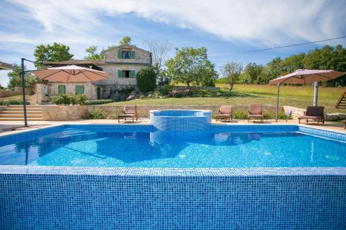  Unique Villa Bošket with Pool and Jacuzzi surrounded by Nature, Pension in Vižinada