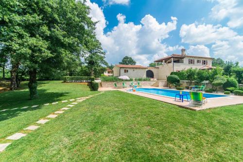 Villa Catarina with Beautiful and Spacious Garden and Pool Kringa