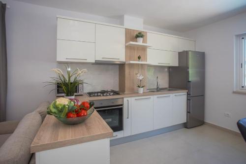 virtuve, Modern and comfortable furnished holiday house with private pool and fenced yard in Mrgani