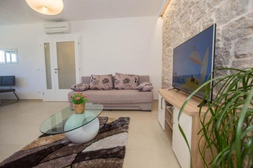 Villa Kris with Pool in Mrgani - main image