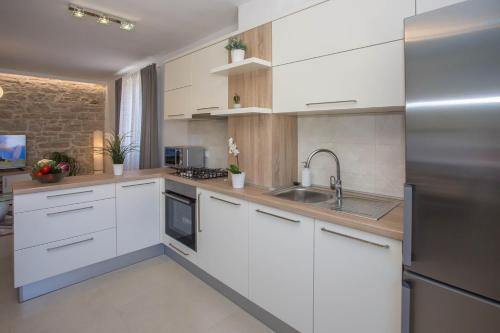 virtuve, Modern and comfortable furnished holiday house with private pool and fenced yard in Mrgani
