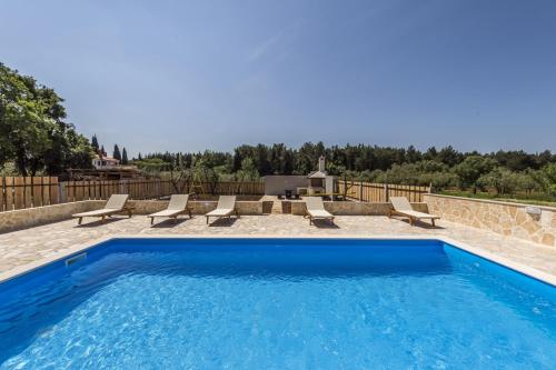 Spacious Four-Bedroom Villa Marija Kloštar - image 2