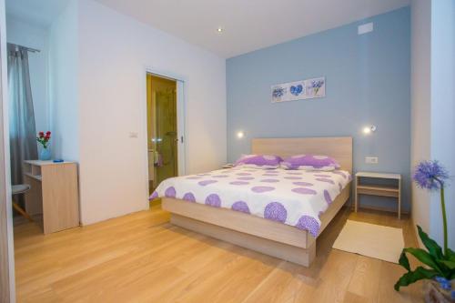 Three-Bedroom Apartment Mir with Private Infinity Pool - image 11