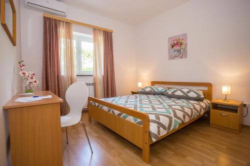 Three-Bedroom Apartment Mir with Private Infinity Pool - image 9