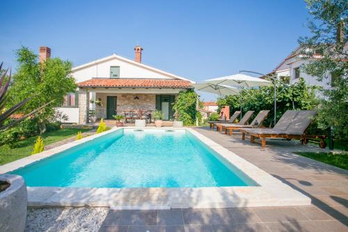Comfortable Villa Marinela with Pool and Garden - Accommodation - Tar