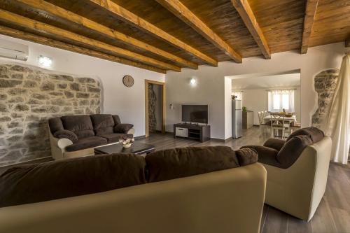 New and very comfortable and nice decorated villa with pool for 8-10 people in Marasi