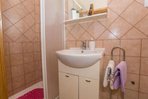 Three-Bedroom Apartment Mir with Private Infinity Pool - image 2