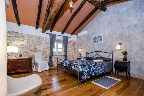 Exclusive Villa Tomani with Private Pool - image 4