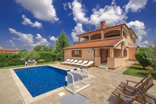  4 Villa Ulika with Spacious Garden and Pool, Pension in Vranići