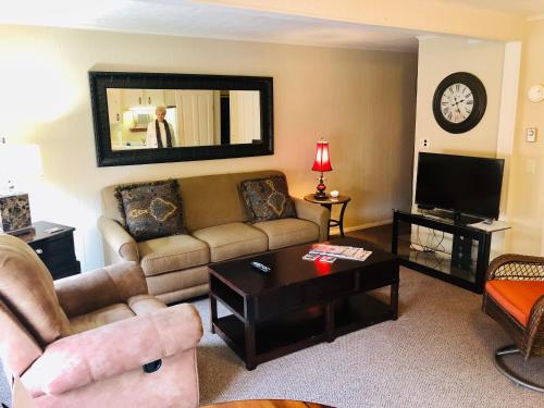 Galena Penthouse overlooking Main Street with FREE off street parking in Galena, USA