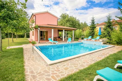  Pleasant Villa Valmonida with Pool, Sauna, Gym and BBQ, Pension in Žminj