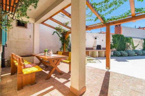 Charming stone house with Fenced Yard - Casa Dina Valbandon - image 2