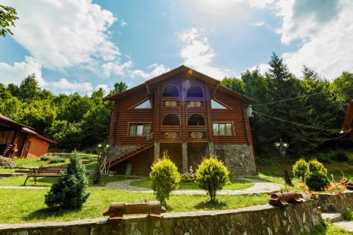 Lisova Kazka in Zhdenijevo