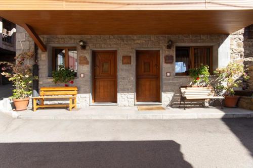 2 bedrooms, 4 beds