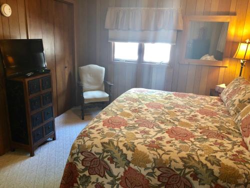 Galena Penthouse overlooking Main Street with FREE off street parking in Galena, USA