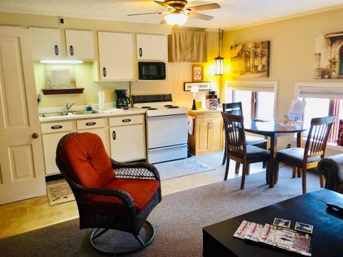 Galena Penthouse overlooking Main Street with FREE off street parking in Galena, USA