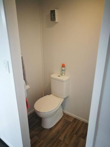 BUDGET CABIN ACCOMMODATION - bed shower toilet