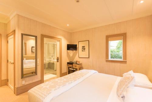 1 king bed, 2 twin beds