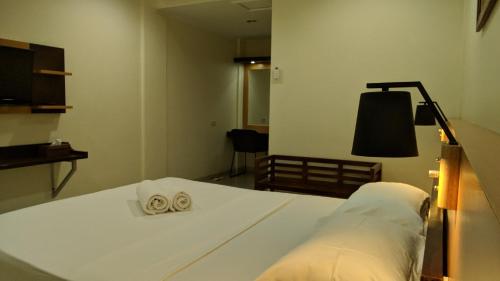Deluxe Double or Twin Room with Balcony image 3
