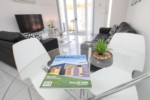 112 Olive Apartments photo 3