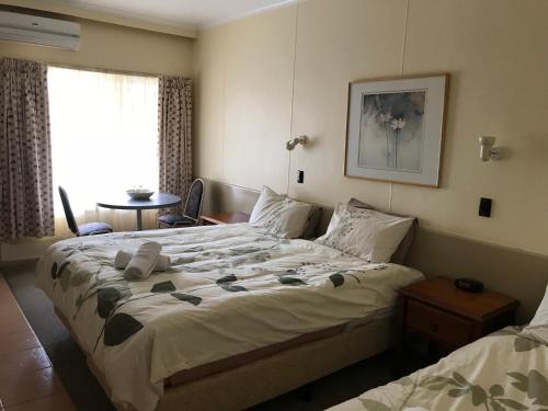 1 queen bed, 1 twin bed