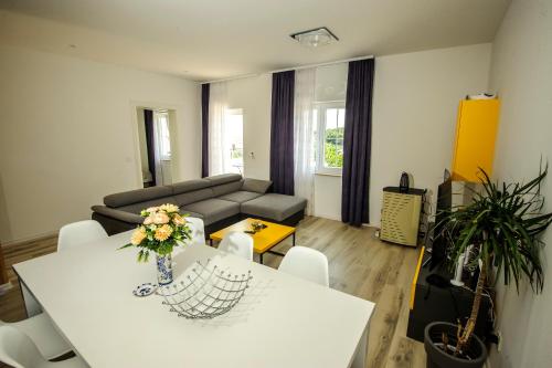  Apartment Marija, Unterkunft in Prvić Luka