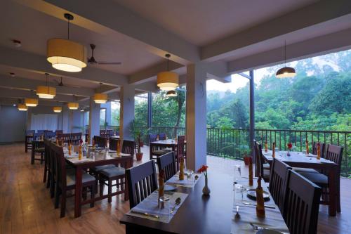Restaurant, Abad Brookside Lakkidi in Pookode