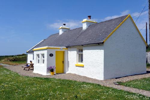 B&B Knockfin Cross Roads - Yellow Cottage, Doolin - Bed and Breakfast Knockfin Cross Roads