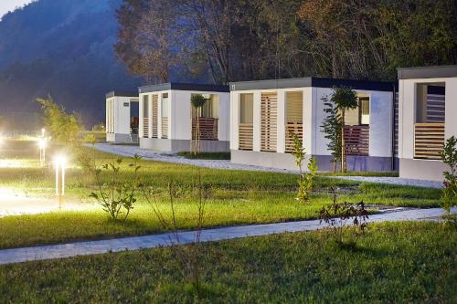 2 bedrooms, 4 beds
