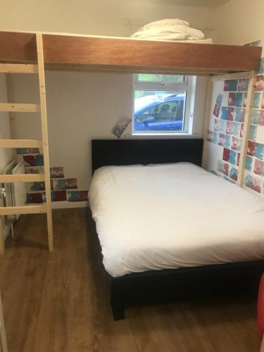 1 double bed, 1 bunk bed