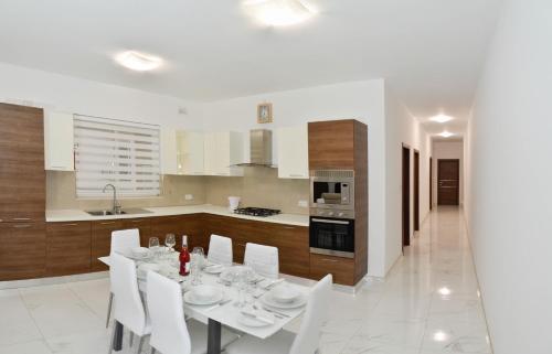 Lorenza Letting Apartment - image 7