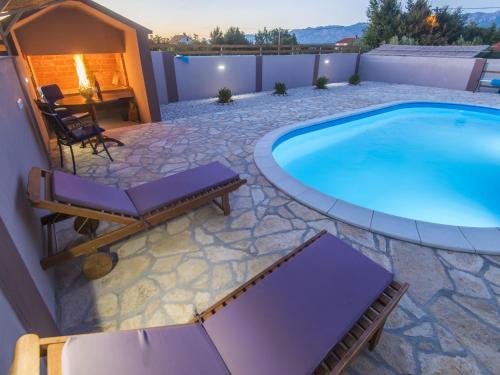 Charming holiday home with private pool - Islam Latinski