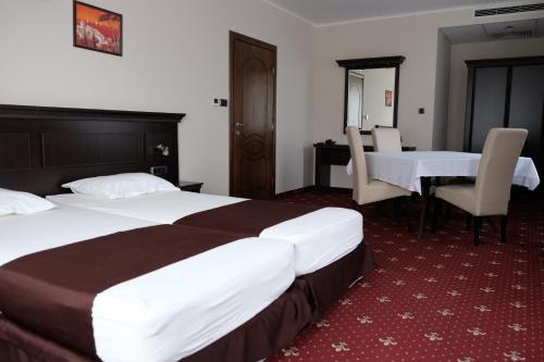 2 queen beds