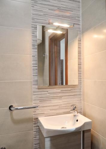 Lorenza Letting Apartment - image 14