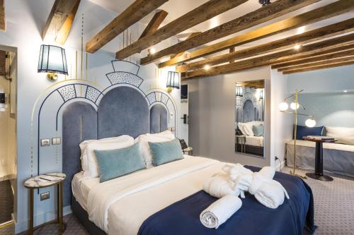 Deluxe Room with Balcony image 10