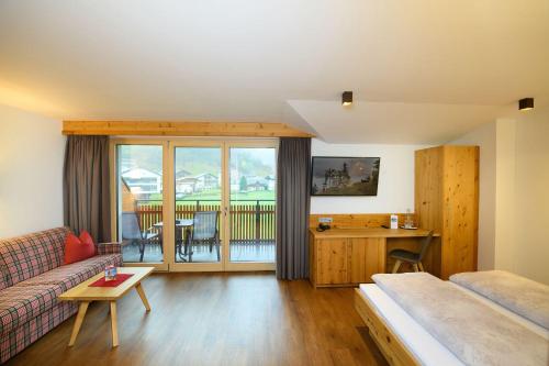 1 queen bed, 2 sofa beds