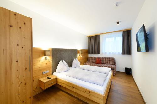 2 bedrooms, 6 beds