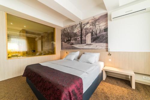 City Hotel - image 10