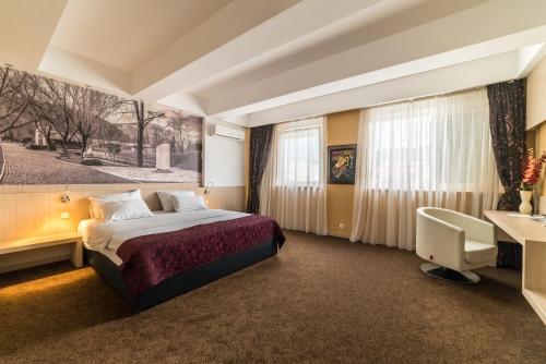 City Hotel - image 9