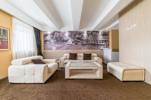 City Hotel - image 8