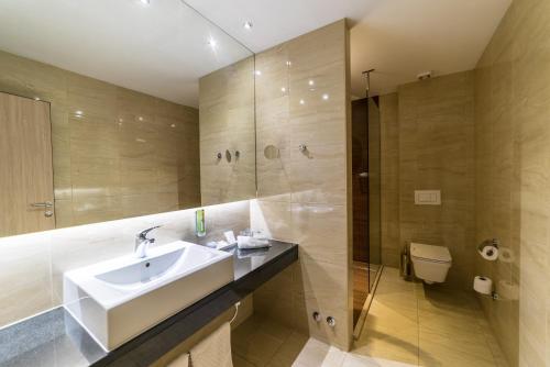 City Hotel - image 2