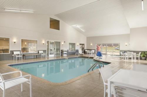 Country Inn & Suites by Radisson, Platteville, WI