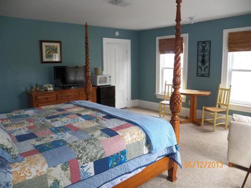 Coast Village Inn and Cottages - image 2