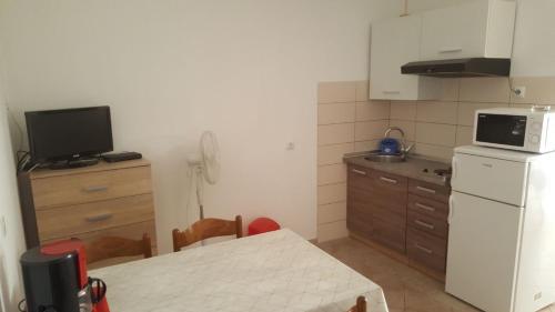 Apartments Pere - barbecue - main image