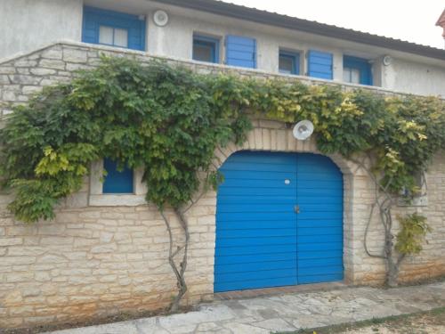 House Ivas with garden - image 3