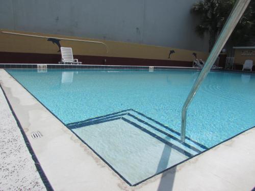 Howard Johnson by Wyndham Ft. Myers FL - image 6